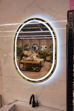 مرآة LED عصرية بإطار ذهبي